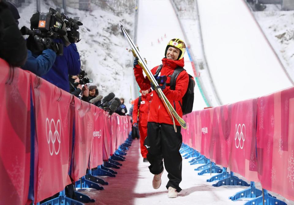 　男子ノーマルヒルの公式練習を終え、笑顔で引き揚げるスキー・ジャンプ男子の葛西紀明＝平昌（共同）