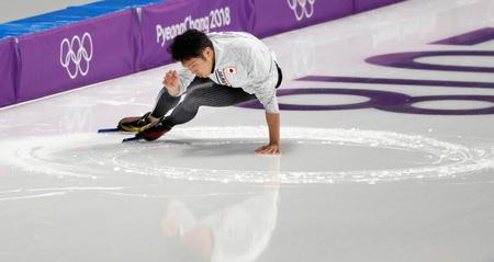 　練習後、スケート靴でレーンに円を描くスピードスケート男子の加藤条治（共同）