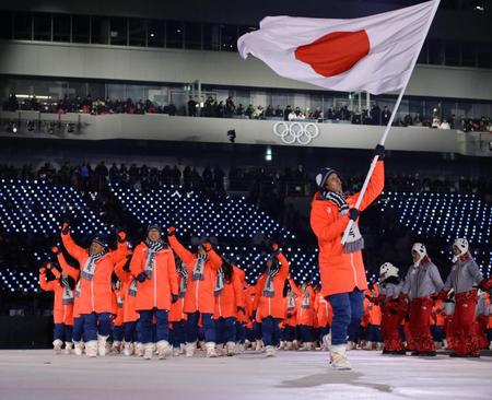 　平昌冬季五輪の開会式で、旗手の葛西紀明（右端）を先頭に入場行進する日本選手団＝９日（共同）