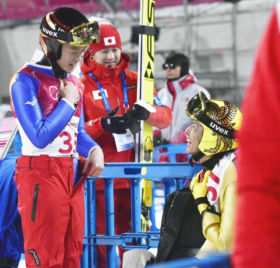 　男子ノーマルヒル予選の飛躍を終え、小林陵侑（左）と笑顔で話す葛西紀明＝平昌（共同）