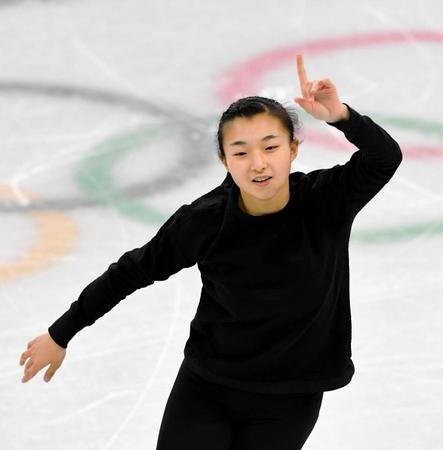 　８日、公式練習で調整する坂本花織