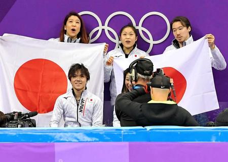 　宇野（左下）のＳＰを終え、高得点に喜びの表情を見せる日本チーム