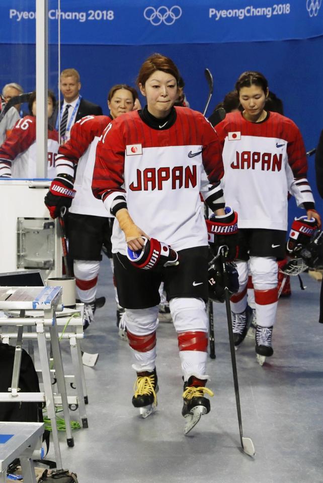 　スウェーデンに破れ、引き揚げる久保（手前）ら日本選手＝江陵（共同）