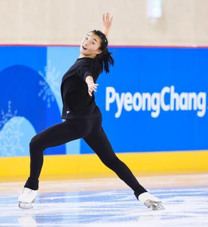 　公式練習で調整するフィギュアスケート女子の坂本花織＝江陵（共同）