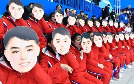 　アイスホッケー女子の南北合同チームの試合で、男性のお面をかぶって歌う北朝鮮応援団＝１０日、江陵（共同）