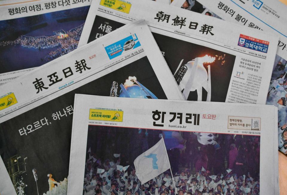 　平昌五輪の開会式を伝える韓国各紙（共同）