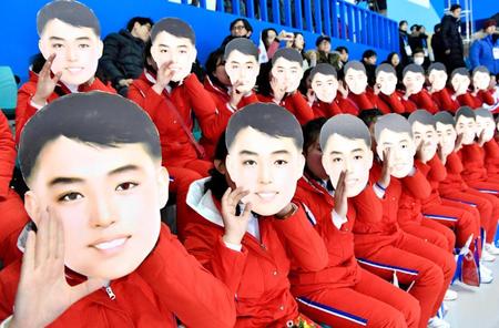 　試合前に合同チーム「コリア」に声援を送る北朝鮮の応援団