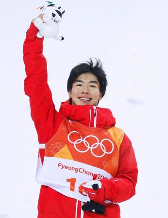 男子モーグルで銅メダルを獲得し、喜ぶ原大智＝平昌（共同）