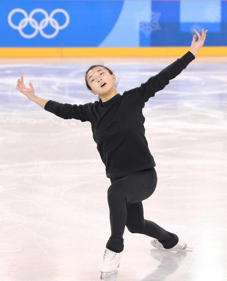 　公式練習で調整するフィギュアスケート女子の坂本花織