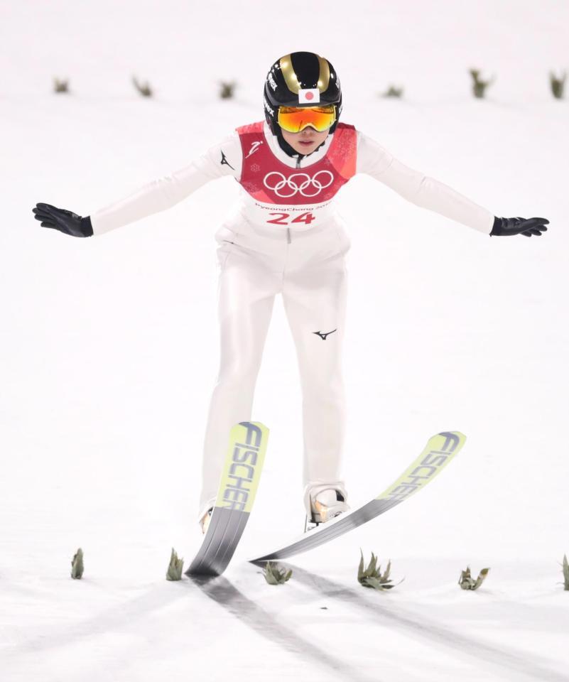 　女子　勢藤優花の１回目の着地＝平昌（共同）