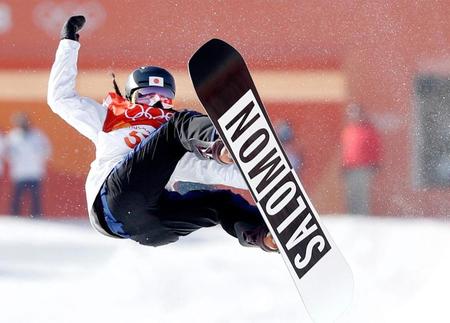 女子ハーフパイプ決勝　松本遥菜のエア＝平昌（共同）