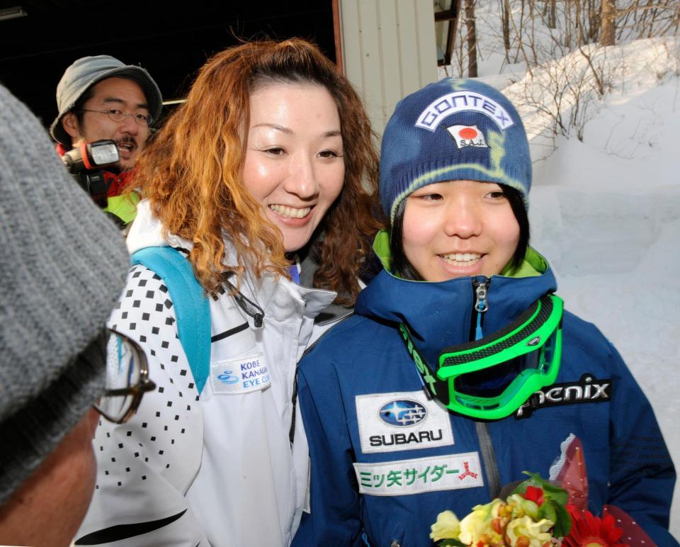 ２０１２年３月、Ｗ杯ジャンプ女子で初優勝を果たし、山田いずみさん（左）と並んで笑顔を見せる高梨沙羅選手＝山形市蔵王