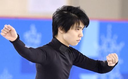 　公式練習で調整する羽生結弦＝江陵（共同）