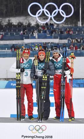 　個人ノーマルヒルで銀メダルを獲得し笑顔の渡部暁斗（左）。中央は優勝したドイツのエリック・フレンツェル＝平昌（共同）