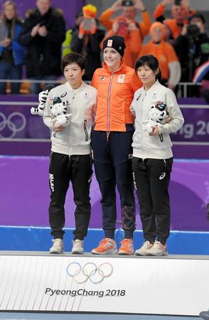 表彰台で記念写真に納まる（左から）小平、テルモルス、高木美