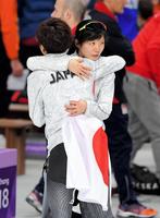 　小平奈緒（手前）と抱き合う高木美帆