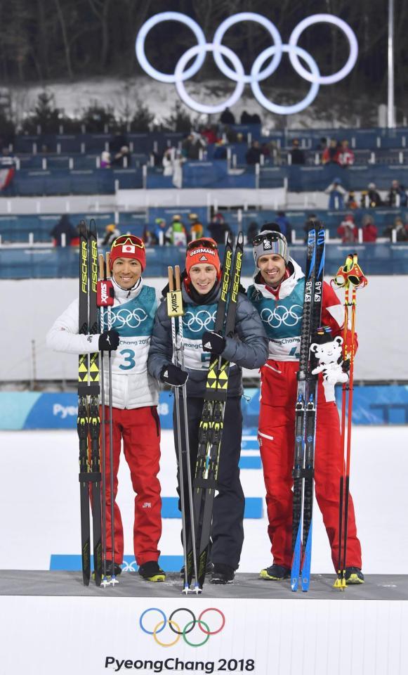 　個人ノーマルヒルで銀メダルを獲得し笑顔の渡部暁斗（左）。中央は優勝したドイツのエリック・フレンツェル＝平昌（共同）