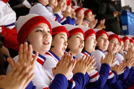 　アイスホッケー女子の南北合同チーム「コリア」に声援を送る北朝鮮の応援団（共同）