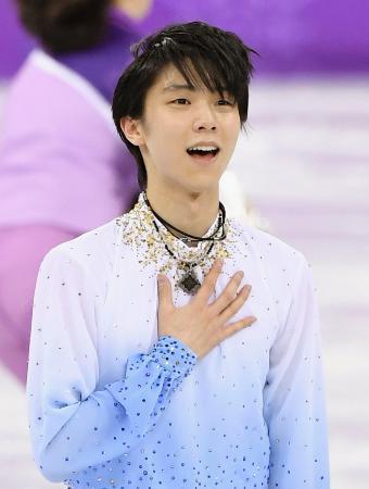 　男子ＳＰの演技を終え、胸に手を当てる羽生結弦＝江陵（共同）