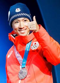平昌冬季五輪ノルディック複合個人ノーマルヒルのメダル授与式で、銀メダルを胸に笑顔の渡部暁斗（共同）