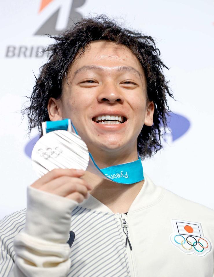獲得した銀メダルを手に笑顔のスノーボード男子ハーフパイプの平野歩夢（共同）