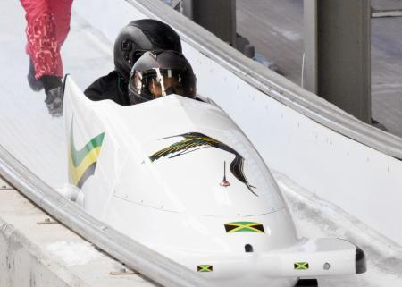 　ラトビア製のそりを使い、公式練習するボブスレー女子２人乗りのジャマイカ代表＝平昌（共同）