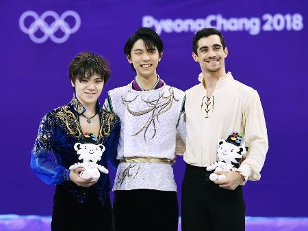 　フィギュアスケート男子で、金メダルを獲得した羽生結弦（中央）。左は銀の宇野昌磨、右は銅のフェルナンデス（スペイン）＝江陵（共同）