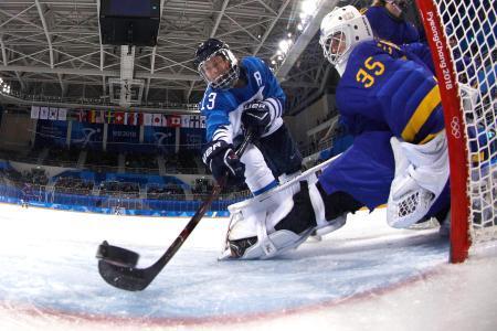 　アイスホッケー女子準々決勝、フィンランドのバリラがスウェーデンからゴールを奪う＝１７日、江陵（ゲッティ＝共同）