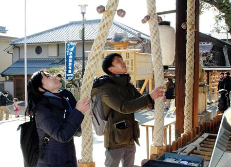 　羽生が五輪連覇を達成し「聖地」には続々とお礼参りの参拝者が訪れた＝神戸・弓弦羽神社