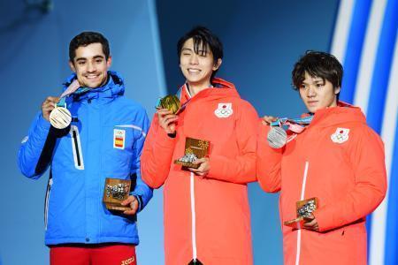 　平昌冬季五輪フィギュアスケート男子のメダル授与式で金メダルを手に笑顔の羽生結弦（中央）。右は銀の宇野昌磨、左は銅のハビエル・フェルナンデス＝１７日、韓国・平昌（共同）