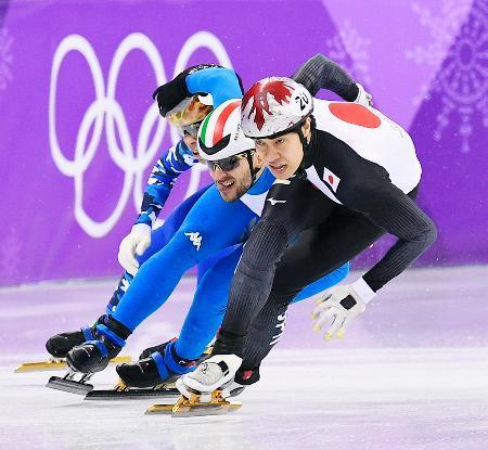 　男子１０００メートル順位決定戦　滑走する坂爪亮介（右）＝江陵（共同）
