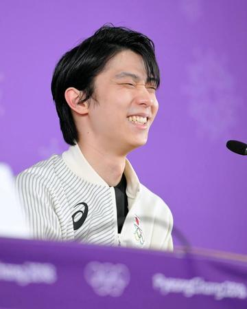 　金メダルに輝き、笑顔で会見する羽生結弦