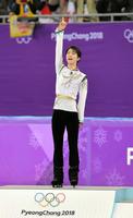表彰台の上で指を高々と突き上げる羽生結弦＝江陵（撮影・高部洋祐）
