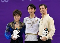 表彰台の上で笑顔を見せる（左から）銀の宇野昌磨、金の羽生結弦、銅のハビエル・フェルナンデス