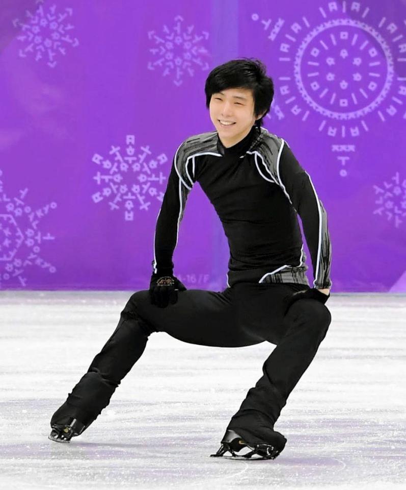 笑顔で調整する羽生結弦＝江陵（撮影・高部洋祐）