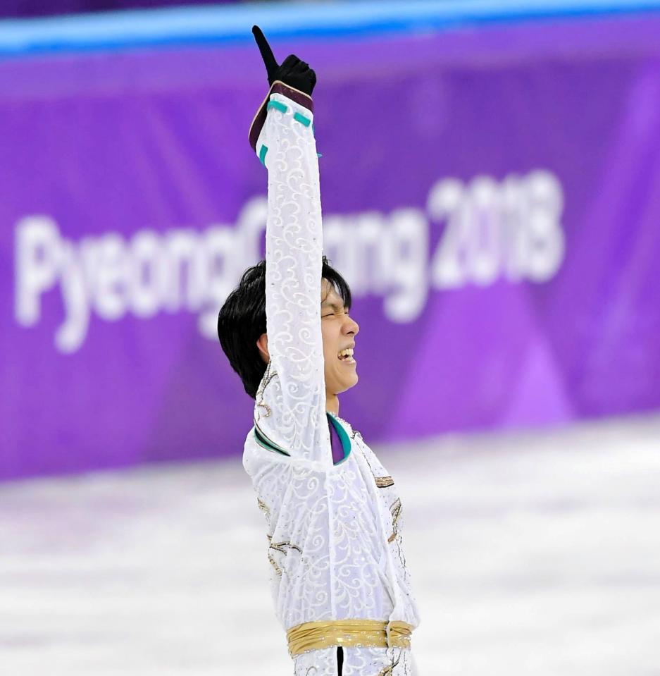 　演技を終え、高々と指を突き上げる羽生結弦