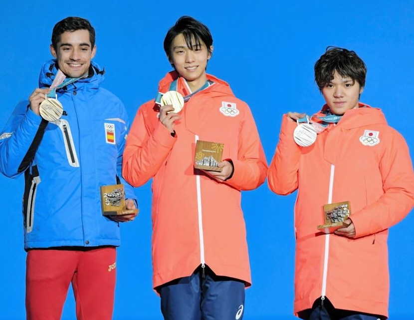 メダルを手に笑顔を見せる（左から）銅のハビエル・フェルナンデス、金の羽生結弦、銀の宇野昌磨＝江陵（撮影・高部洋祐）