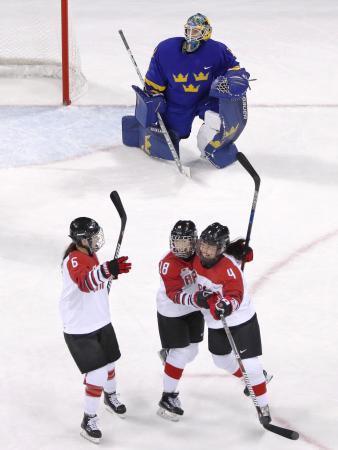 　延長でスウェーデンを破り、決勝ゴールの床亜（右）と喜ぶ（左から）鈴木、高＝江陵（共同）