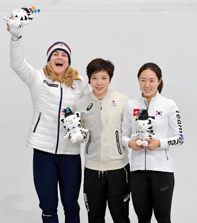 記念写真に納まる（左から）銅のカロリナ・エルバノバ、金の小平奈緒、銀の李相花（撮影・高部洋祐）