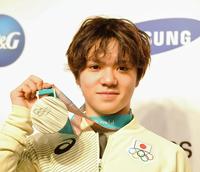 銀メダルを手に記念写真に納まる宇野昌磨＝平昌（撮影・高部洋祐）