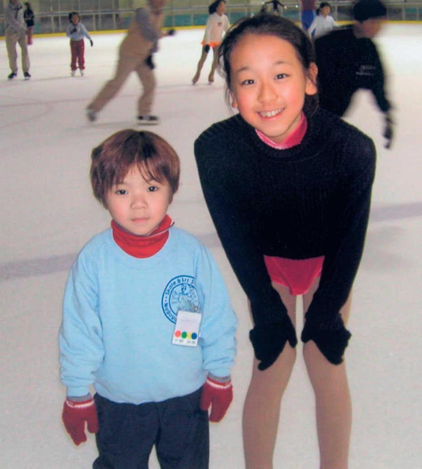 　５歳のころ、スケートリンクで浅田真央さん（右）と写真に納まるフィギュアスケート男子の宇野昌磨