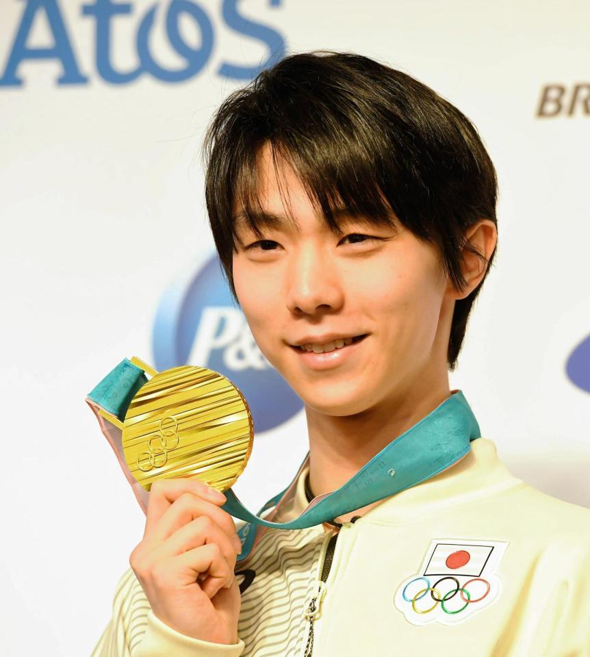 金メダルを手に記念写真に納まる羽生結弦＝平昌（撮影・高部洋祐）