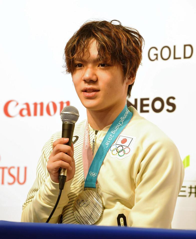 銀メダルを胸に会見する宇野昌磨＝平昌（撮影・高部洋祐）