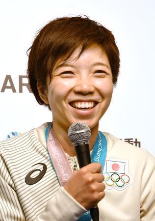 　平昌冬季五輪スピードスケート女子５００メートルでの金メダル獲得から一夜明け、笑顔で記者会見する小平奈緒選手＝１９日、韓国・平昌（共同）