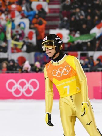 　平昌冬季五輪のスキー・ジャンプ男子団体戦に出場し、１回目の飛躍を終えた葛西紀明。８度目の五輪の最後の種目となった＝１９日、韓国・平昌（共同）