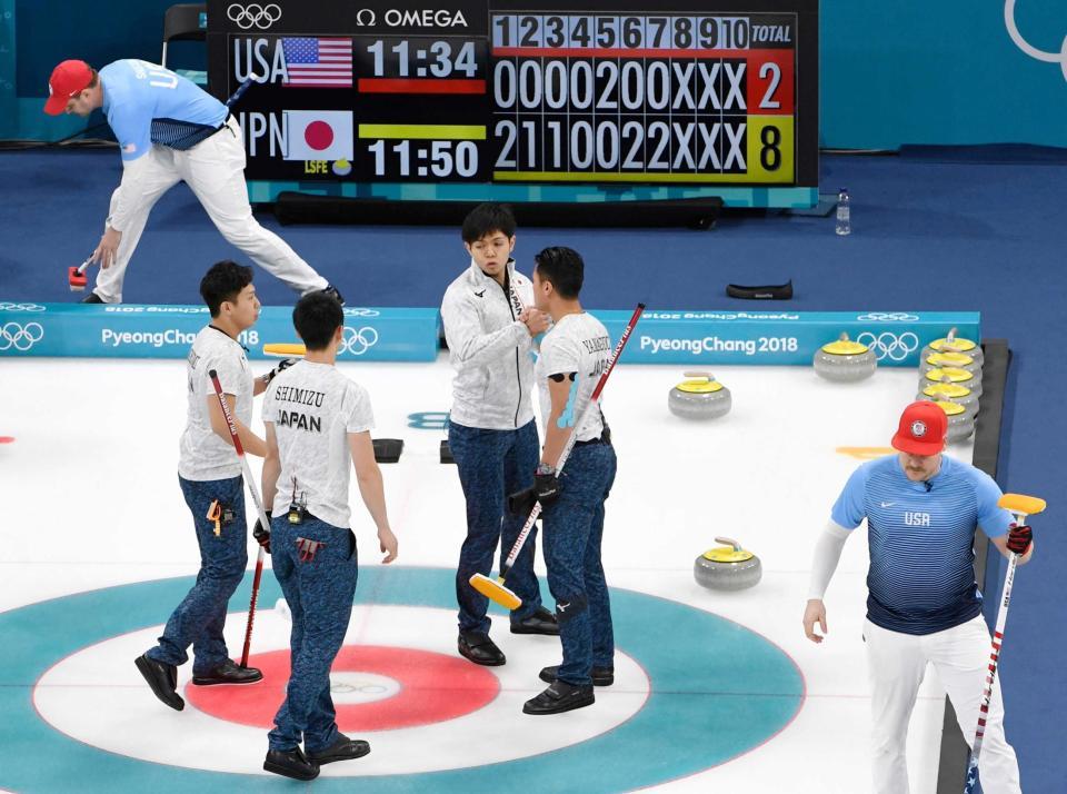 　米国に快勝し喜ぶ両角友（手前左から３人目）ら