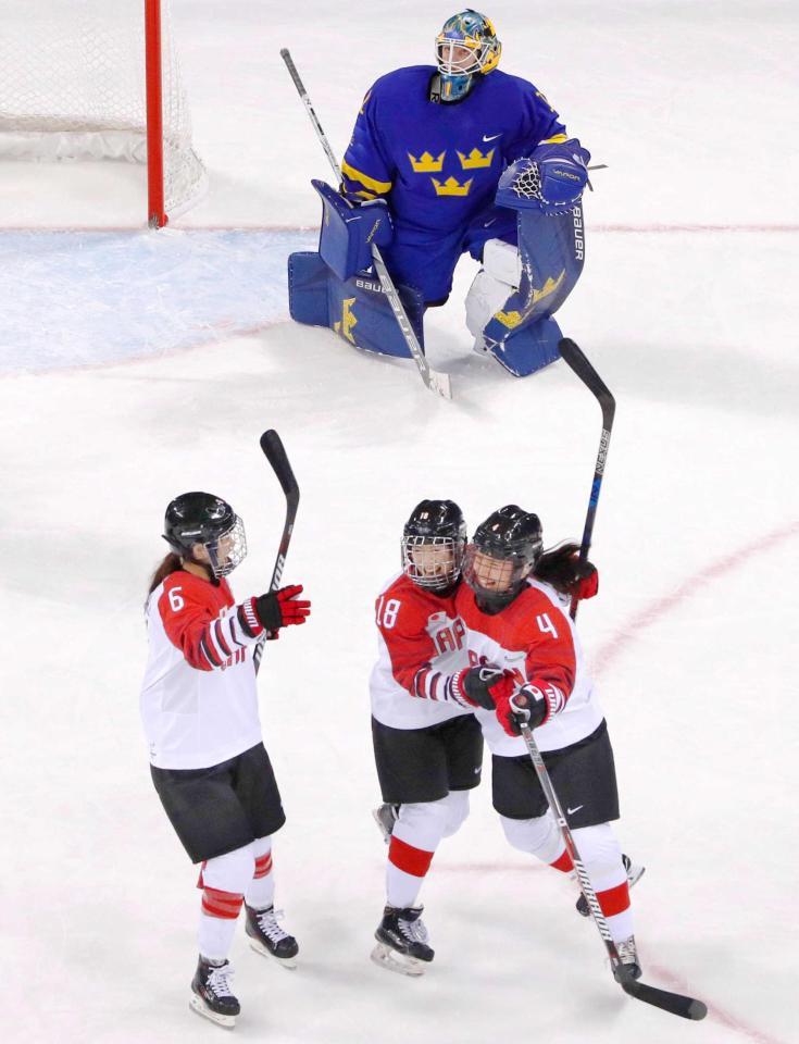 　延長でスウェーデンを破り、決勝ゴールの床亜（右）と喜ぶ（左から）鈴木、高