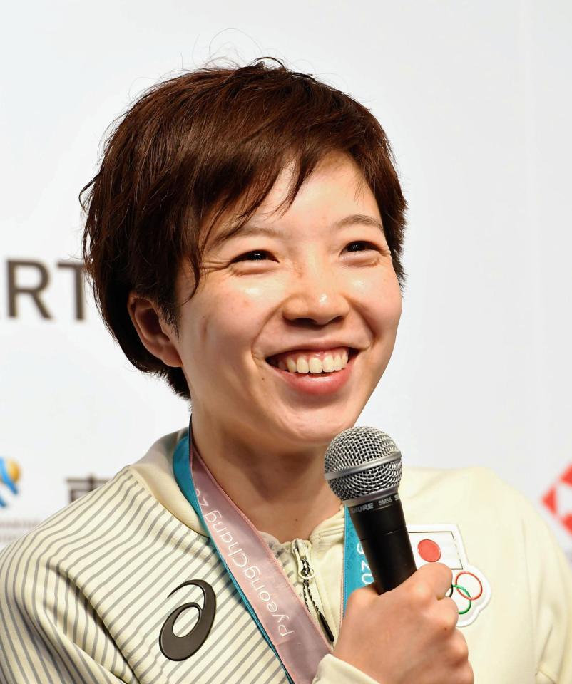 笑顔で会見する小平奈緒＝平昌（撮影・高部洋祐）