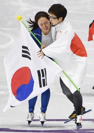 　スピードスケート女子５００メートルで優勝し、２位の韓国・李相花（左）を抱きかかえる小平奈緒＝江陵（共同）