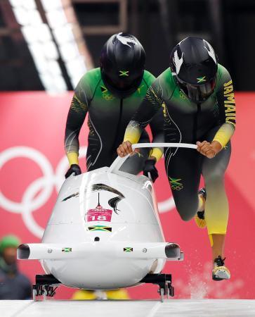 　平昌冬季五輪のボブスレー女子２人乗りでスタートするジャマイカ組＝２０日、韓国・平昌（ＡＰ＝共同）